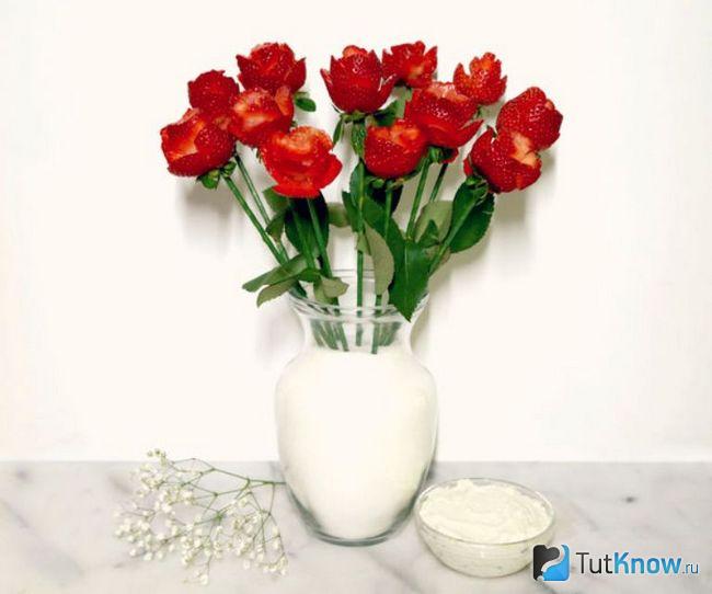 Букет клубничных роз в вазе