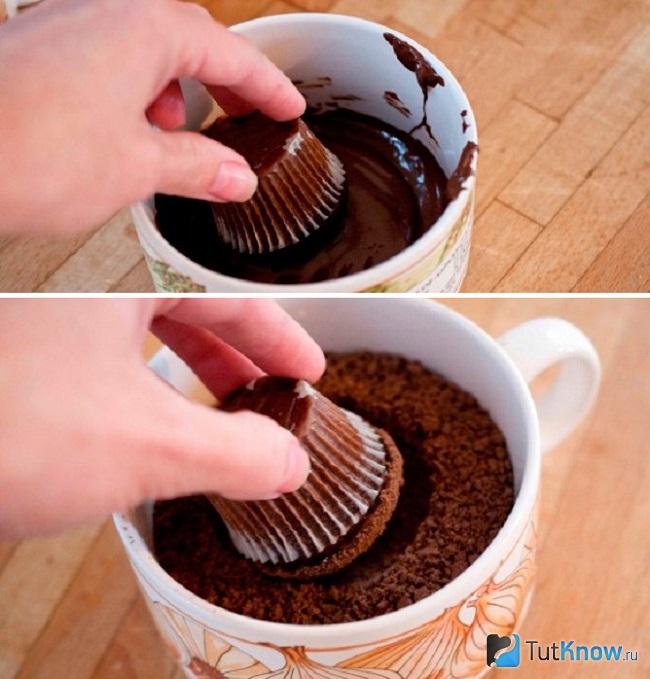Макание кекса в чашку с жидким шоколадом