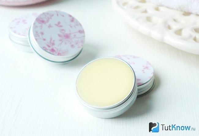 Баночки с косметикой крупным планом