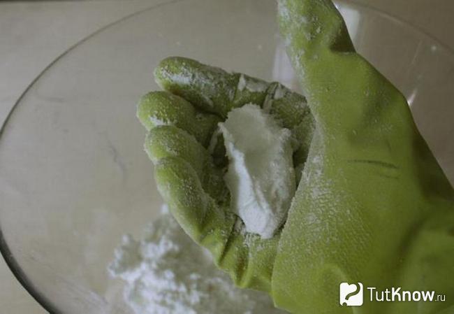 Кусочек косметической массы в руке