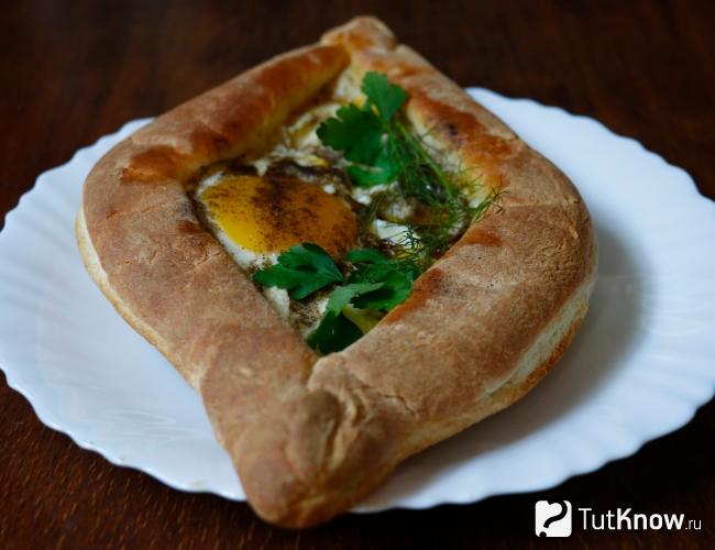 Хачапури с сыром и кориандром