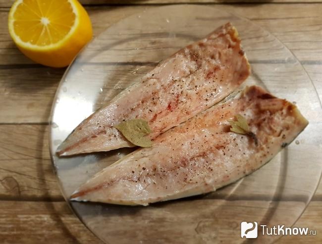 Натираем скумбрию солью и перцем