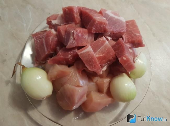 Нарезаем мясо кубиками