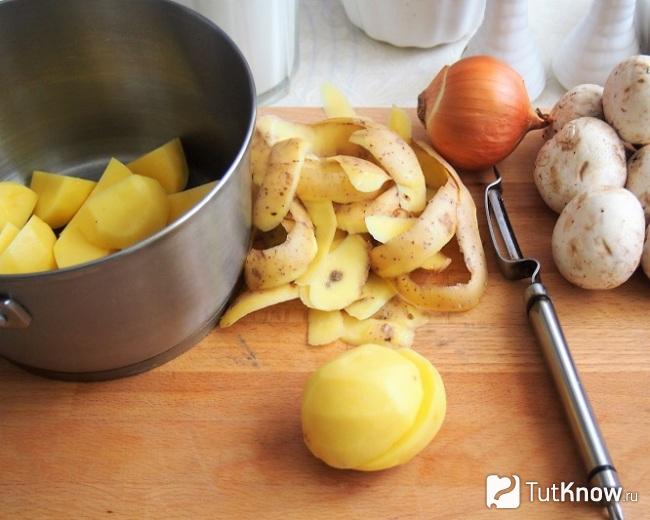 Чистим и режем картофель