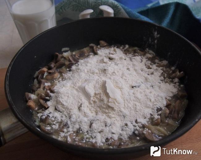 Добавляем муку к шампиньонам