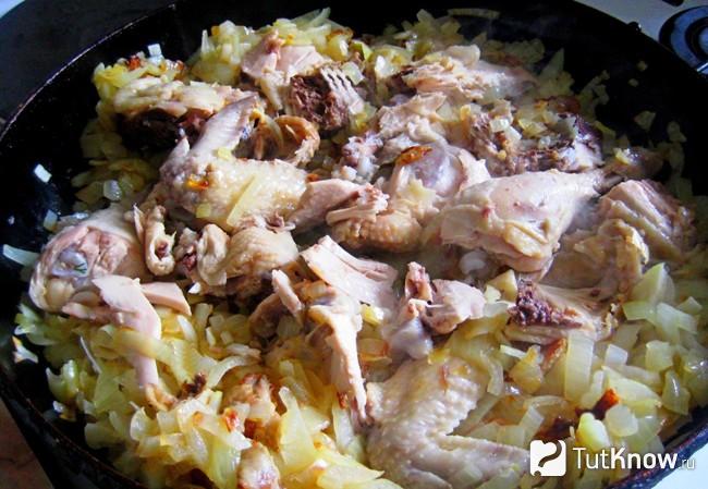 Тушим курицу с луком