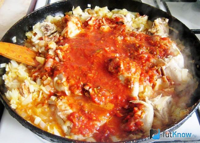 Добавляем к курице томатное пюре