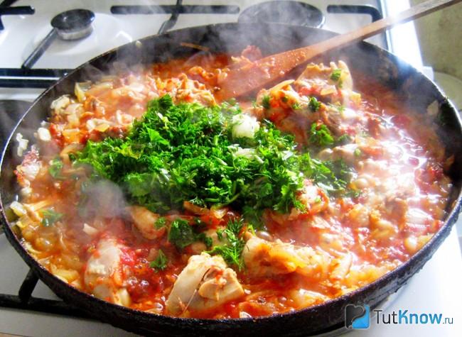 Добавляем к курице зелень