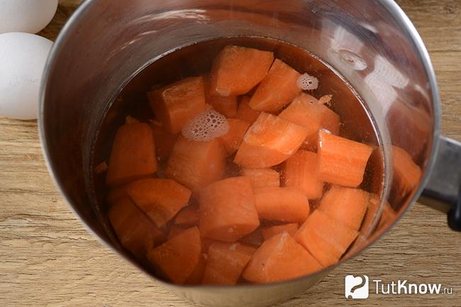 Проваренные кусочки моркови