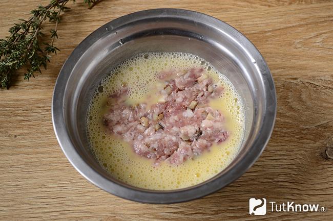 Мясо макается в яйцо