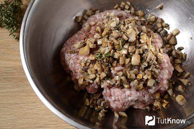 Мясной фарш и измельчённые грибы