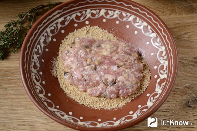 Мясо покрывается панировочными сухарями