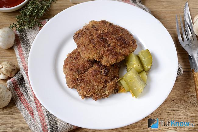 Готовые отбивные и кусочки солёного огурца