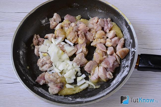 Обжаренное куриное мясо добавлено к муке