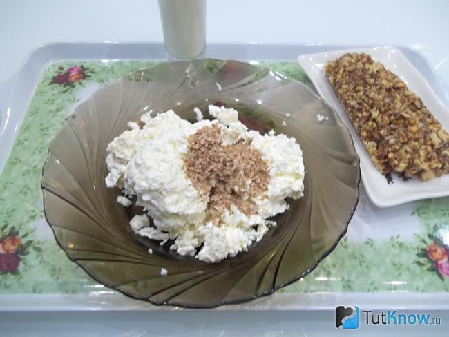 К творогу добавлены отруби для десерта с йогуртом и козинаками
