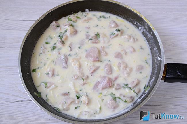Ингредиенты в сковороде разбавлены куриным бульоном