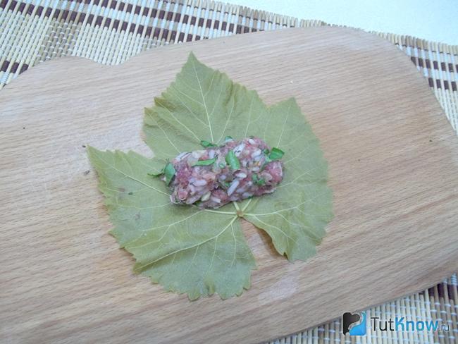 Как приготовить вкусную долму из виноградных листьев с мясом на сковороде и долму из свинины (голубцы фаршированные свежими виноградными листьями)