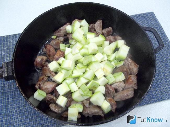 В сковороду к мясу добавлены кабачки
