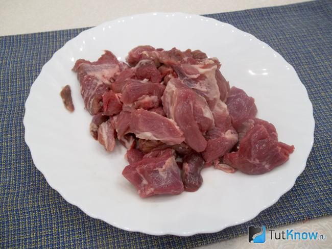 Мясо нарезано кусочками