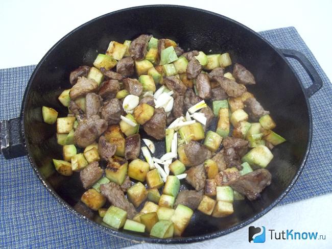 К кабачкам с мясом в сковороду добавлен чеснок