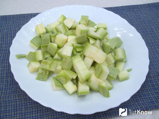 Кабачки нарезаны кубиками