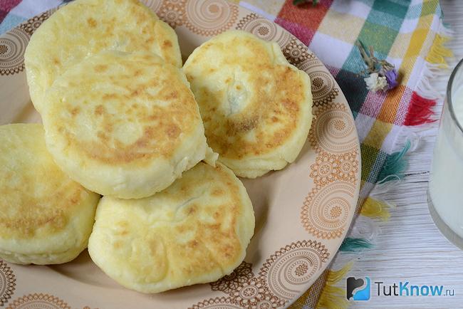 Несколько готовых сырников с шоколадом