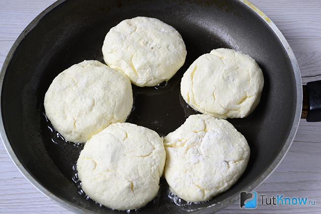 Сырники жарятся на сковороде