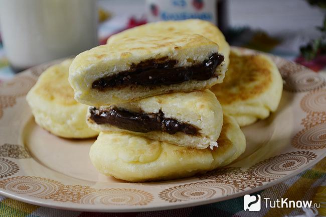Сырники с шоколадом поданы к столу