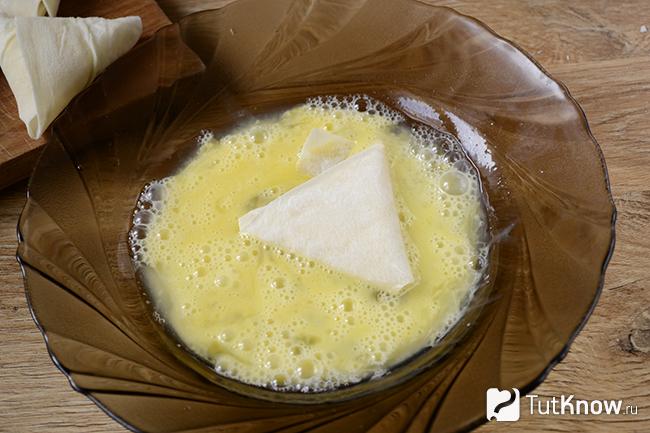 Макание треугольника из лаваша в сырое яйцо