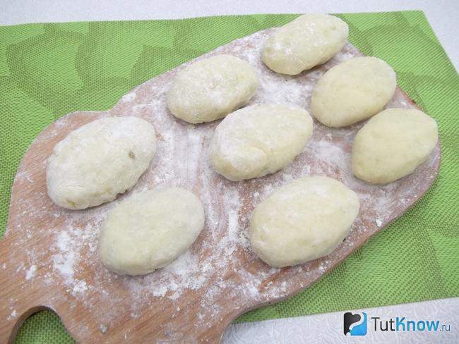 Сформированы овальные картофельные зразы с грибами