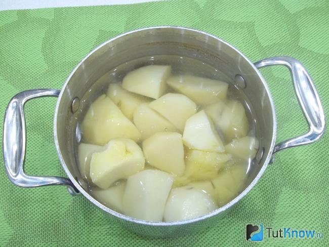 Картофель очищен, нарезан, сложен в кастрюлю и залит водой