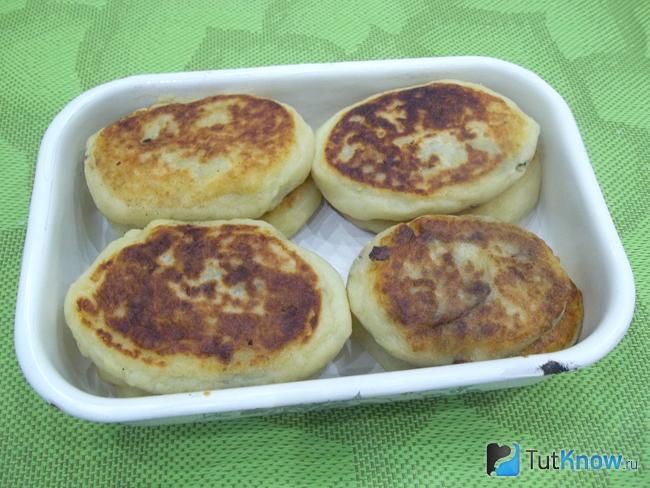 Готовые картофельные зразы с грибами жарятся