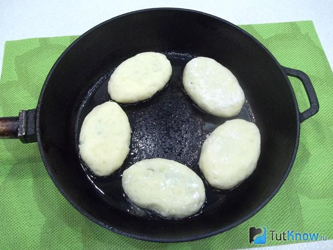 Картофельные зразы с грибами жарятся в сковороде