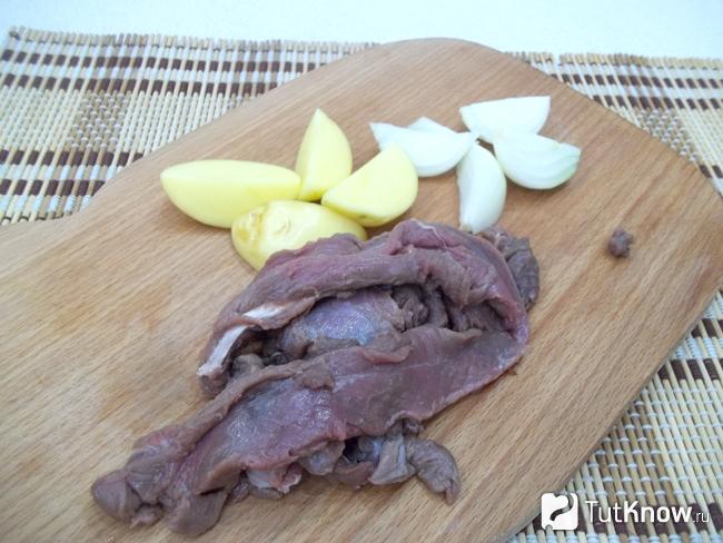 Картофель с луком очищены и нарезаны. Мясо вымыто и нарезано
