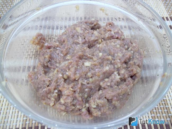 Фарш сборных оладий из мяса, овощей и рыбной икры приправлен специями и перемешан
