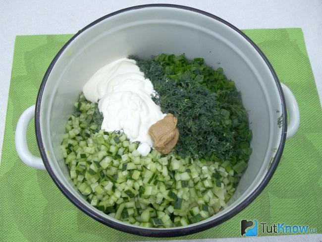 окрошка с отварной курицей. 1521281292 7. окрошка с отварной курицей фото. окрошка с отварной курицей-1521281292 7. картинка окрошка с отварной курицей. картинка 1521281292 7. Перед вами несложный рецепт мясной окрошки на кефире. Этот летний суп прекрасно усваивается, насыщает организм и одновременно охлаждает в жаркое время. Кисломолочный продукт делает это блюдо не только сытным и вкусным, но и полезным.