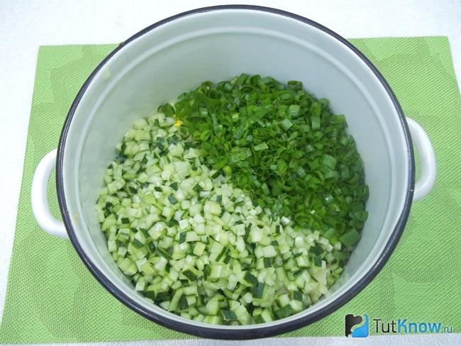 окрошка с отварной курицей. 1521281294 6. окрошка с отварной курицей фото. окрошка с отварной курицей-1521281294 6. картинка окрошка с отварной курицей. картинка 1521281294 6. Перед вами несложный рецепт мясной окрошки на кефире. Этот летний суп прекрасно усваивается, насыщает организм и одновременно охлаждает в жаркое время. Кисломолочный продукт делает это блюдо не только сытным и вкусным, но и полезным.