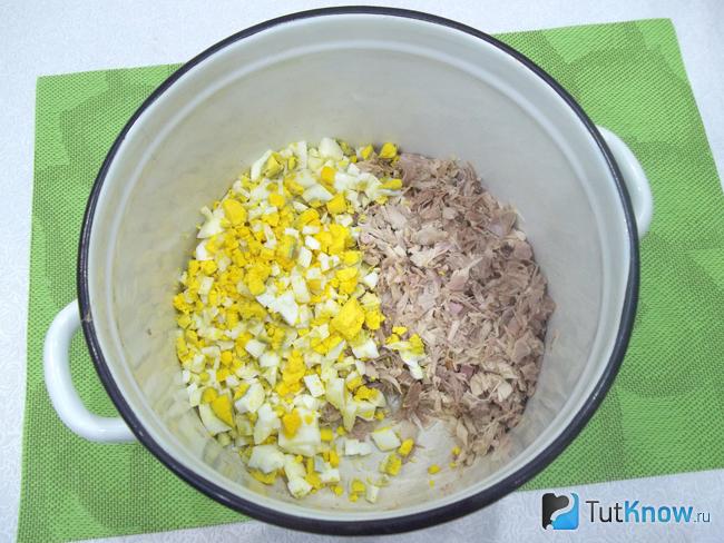окрошка с отварной курицей. 1521281327 3. окрошка с отварной курицей фото. окрошка с отварной курицей-1521281327 3. картинка окрошка с отварной курицей. картинка 1521281327 3. Перед вами несложный рецепт мясной окрошки на кефире. Этот летний суп прекрасно усваивается, насыщает организм и одновременно охлаждает в жаркое время. Кисломолочный продукт делает это блюдо не только сытным и вкусным, но и полезным.