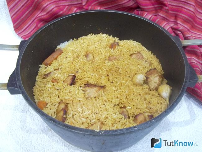 Готовый рассыпчатый плов с мясом на плите