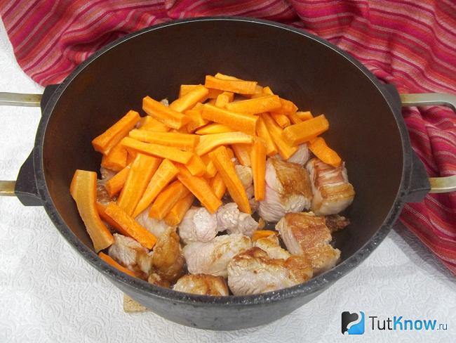 К жареному мясу добавлена очищенная и нарезанная брусочками морковь