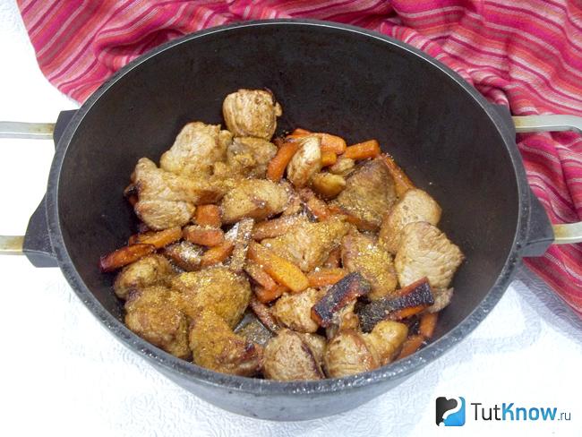 Мясо с морковью припаравлены специями, солью и молотым перцем