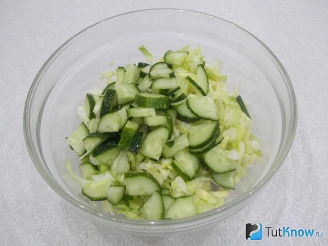 Огурцы вымыты и нарезаны тонкими полукольцами