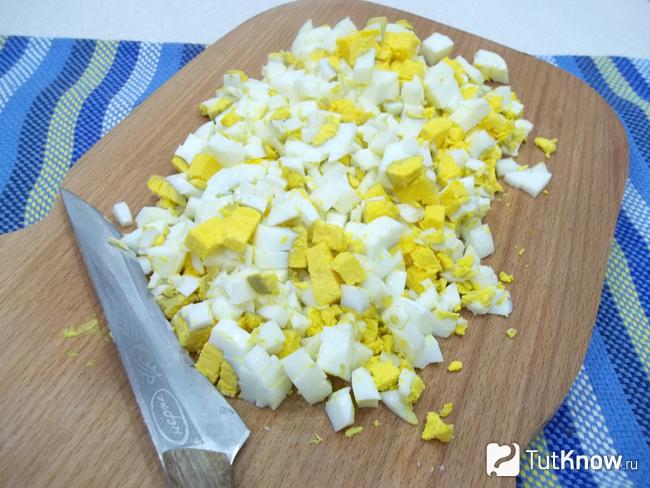 Яйца отварены вкрутую, очищены от скорлупы и нарезаны кубиками