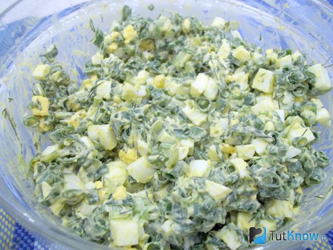 Готовый яичный салат с луком и майонезом