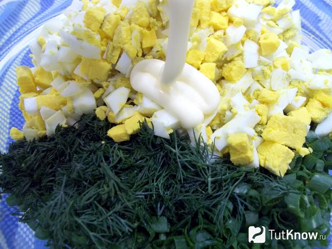 Все продукты для яичного салата заправлены майонезом