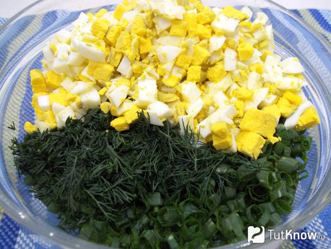 Все продукты для яичного салата с луком и майонезом сложены в миску