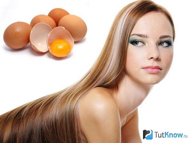 Девушка с длинными волосами и несколько куриных яиц