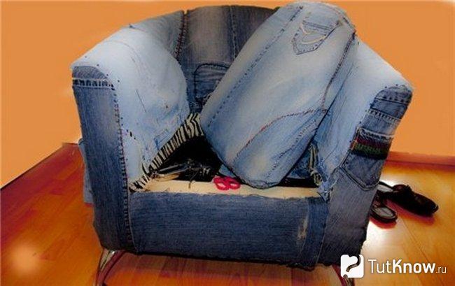 Подушка кресла обшита джинсой