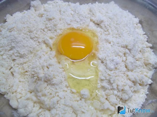 В песочное тесто на маргарине добавлены яйца