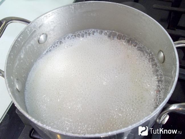 Молоком и сахаром увариваются на медленном огне при регулярном помешивании